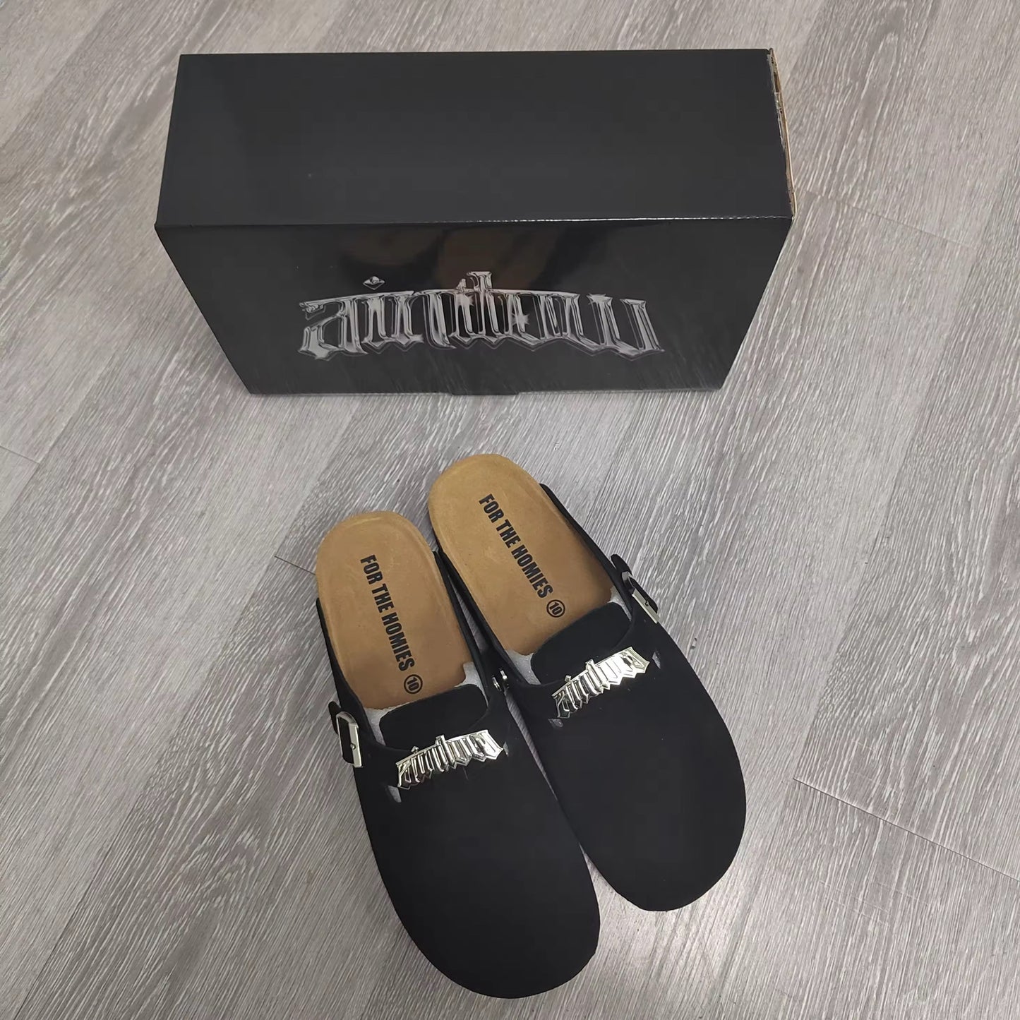 ~AINTLOW CLOGS~